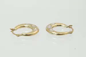 21 - Leuk paar bwgg 9 krt gouden bicolor oorclips - met honingraat afwerking kopen? Bied vanaf 15!