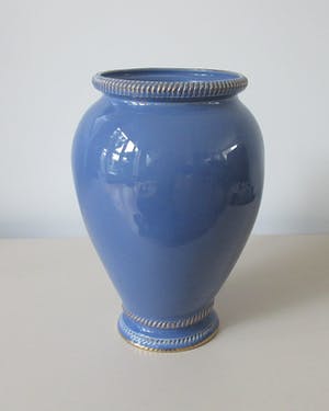 Plateelbakkerij Zuid-Holland - Korenblauwe platelen vaas met vergulde geribde randen kopen? Bied vanaf 1!