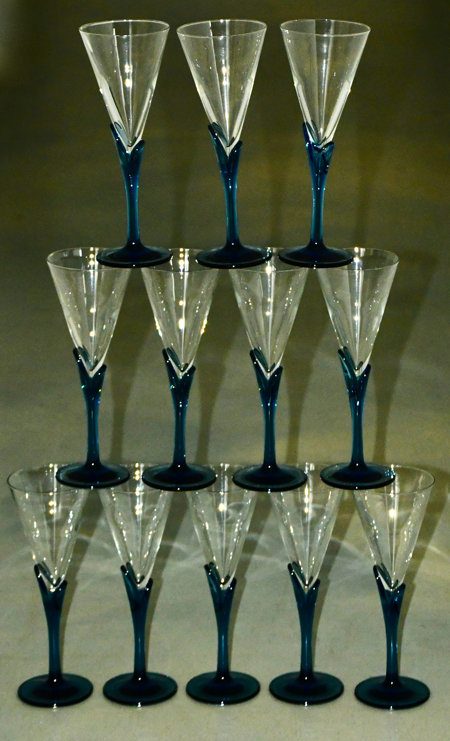 Niet of onleesbaar gesigneerd - 12 vintage saffierblauwe flûtes champagne in art deco stijl - Luigi Bormioli kopen? Bied vanaf 1!