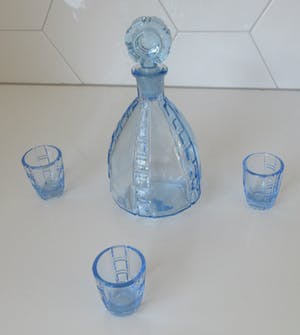 Niet of onleesbaar gesigneerd - Blauw persglazen art deco likeurkarafje en drie glaasjes kopen? Bied vanaf 1!