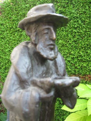 Niet of onleesbaar gesigneerd - Lezend Rabbi met wetsrol kopen? Bied vanaf 1!