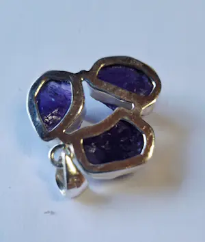 Nieuw een ruwe hanger met Amethist in zijn natuurlijke, onbewerkte vorm kopen? Bied vanaf 80!