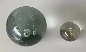 Niet of onleesbaar gesigneerd - Twee glazen Presse Papiers Uncontrolled Airbubbles kopen? Bied vanaf 1!