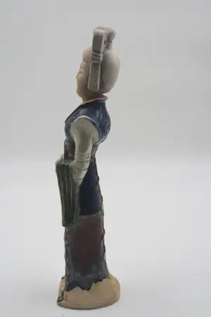 Niet of onleesbaar gesigneerd - Aardewerken Chinees Graffiguur van een Danseres met sancai (Driekleuren) loodsil kopen? Bied vanaf 1!
