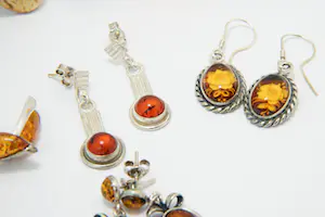 27 - Lot bestaande uit diverse 1e gehalte zilveren oorsieraden en ringen kopen? Bied vanaf 30!