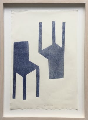 Klaas Gubbels - houtdruk ‘ twee stoelen’ - ingelijst - 2000 kopen? Bied vanaf 350!