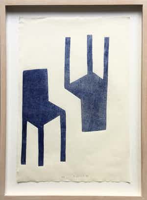 Klaas Gubbels - houtdruk ‘ twee stoelen’ - ingelijst - 2000 verkocht voor € 350!
