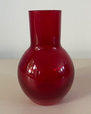 Niet of onleesbaar gesigneerd - Vintage robijn rood schoorsteen glazen vaasje kopen? Bied vanaf 1!