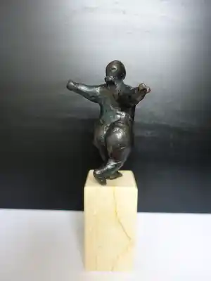 Brons (Onbekend) - "HAPPY" in brons , vrolijk beeld. verkocht voor € 75!