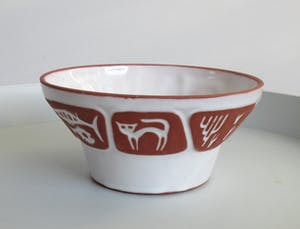 Niet of onleesbaar gesigneerd - Rood Aardewerken kom met wit glazuur en incisiedecor van verschillende dieren kopen? Bied vanaf 1!