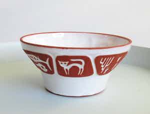 Niet of onleesbaar gesigneerd - Rood Aardewerken kom met wit glazuur en incisiedecor van verschillende dieren verkocht voor € 1!