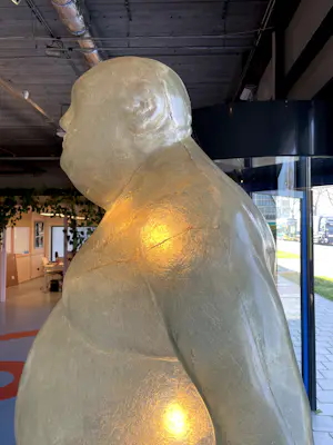 Jurriaan van Hall - Zeer groot beeld van kunststof met lichtbronnen, Bruddha kopen? Bied vanaf 2000!