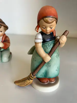 Porzellanfabrik W. Goebel - Spelende jongen met fluit - TMK6/ meisje met bezem - TMK5 kopen? Bied vanaf 79!