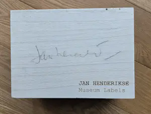 Jan Henderikse - Museum Labels - 8 Unieke Gesigneerde werken - 2018 - 21 x 15 cm per stuk kopen? Bied vanaf 495!