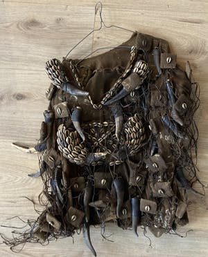 Dogon - Afrikaans, kledingstuk met schelpen en hoorns. kopen? Bied vanaf 75!