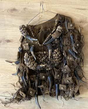 Dogon - Afrikaans, kledingstuk met schelpen en hoorns. verkocht voor € 75!