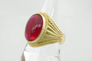 32- Grote Surinaamse mooi bewerkte 18 krt geel gouden kleursteen (rood) ring kopen? Bied vanaf 500!
