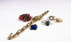 Lot van vier ringen, een Prisma horloge en een hanger verkocht voor € 1!