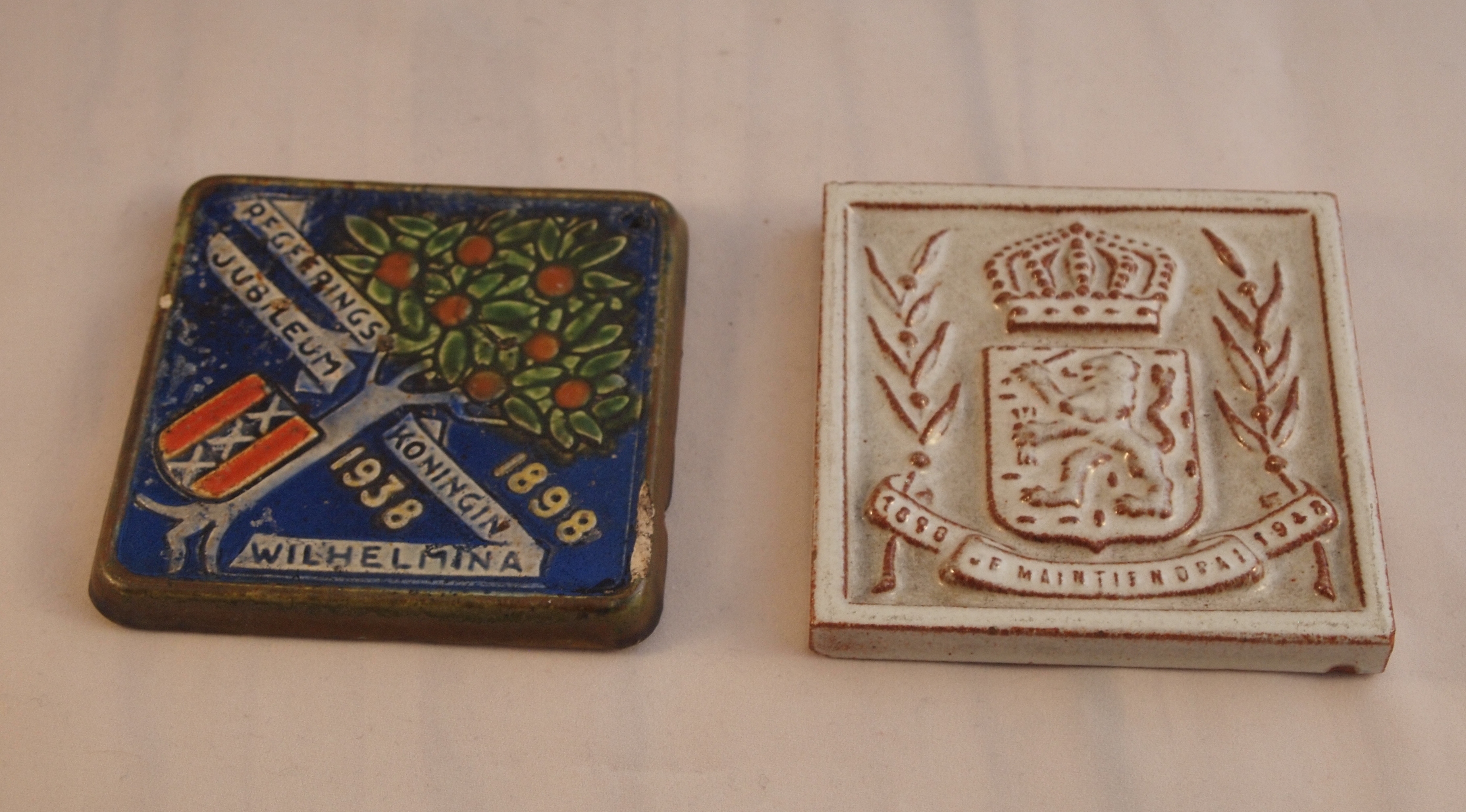 Faience- en Tegelfabriek Westraven - en plateelfabriek Royal Goedewaagen - twee cloisonne tegels  verkocht voor € 15!