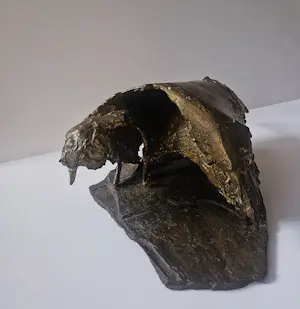 Edith Imkamp - Bijzonder fraaie gepatineerd bronzen sculptuur "Kraai" op stenen bodem - UNICA! kaufen? Bieten Sie von 245!