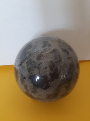 Niet of onleesbaar gesigneerd - Oosterse steenbal met bronsen voet kopen? Bied vanaf 1!