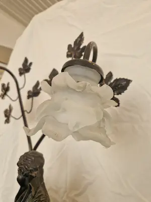 Niet of onleesbaar gesigneerd - Beeld met prachtig bronzen kopelbeeld met lampkoppel kopen? Bied vanaf 1!