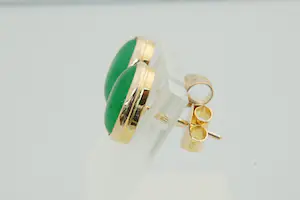 74 - Een paar elegante 14krt geel gouden oorstekers met groene stenen kopen? Bied vanaf 130!