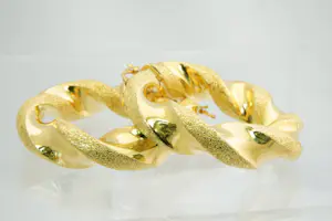 36 - Groot paar geel-gouden & "gedraaide" 18 Krt oorringen - geblazen kopen? Bied vanaf 590!