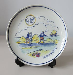 Royal Goedewaagen - Twee platelen sierbordjes 'Hooimaand' en 'Wijnmaand' voor N.V. Paul C. Kaiser Ro kopen? Bied vanaf 1!