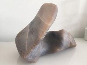 Niet of onleesbaar gesigneerd - Art deco Naturell stone Sculpture , kopen? Bied vanaf 1!