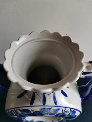 Niet of onleesbaar gesigneerd - Fraai gedecoreerde Chinese koffiepot met kraaiende haan kopen? Bied vanaf 1!