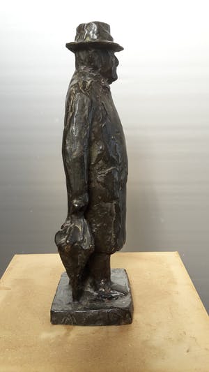 Mari Andriessen - Meneer Thijm, staande met paraplu kopen? Bied vanaf 800!