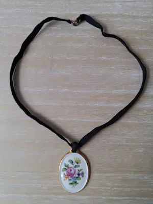 Augarten Wien - Hanger met zwarte fluwelen choker kaufen? Bieten Sie von 35!