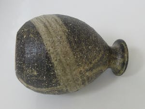 Niet of onleesbaar gesigneerd - 5. Marui Japans Shigaraki aardewerk vaasje met ruw bruine en zandkleurig glazuur kopen? Bied vanaf 1!