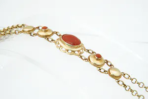 Elegante 14 karaats geel-gouden dames armband gezet met bloedkoraal kopen? Bied vanaf 240!