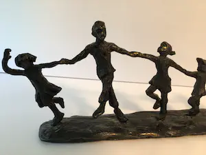 Astrid Veldhuyzen-Koppen - Sculptuur “ Kinderspel “. Gesigneerd kopen? Bied vanaf 1!