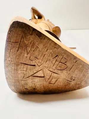 AcheterOnbekend - Afrikaanse houten vrouwensculpturen van Ngimbi Tatu? Enchérissez de 80!