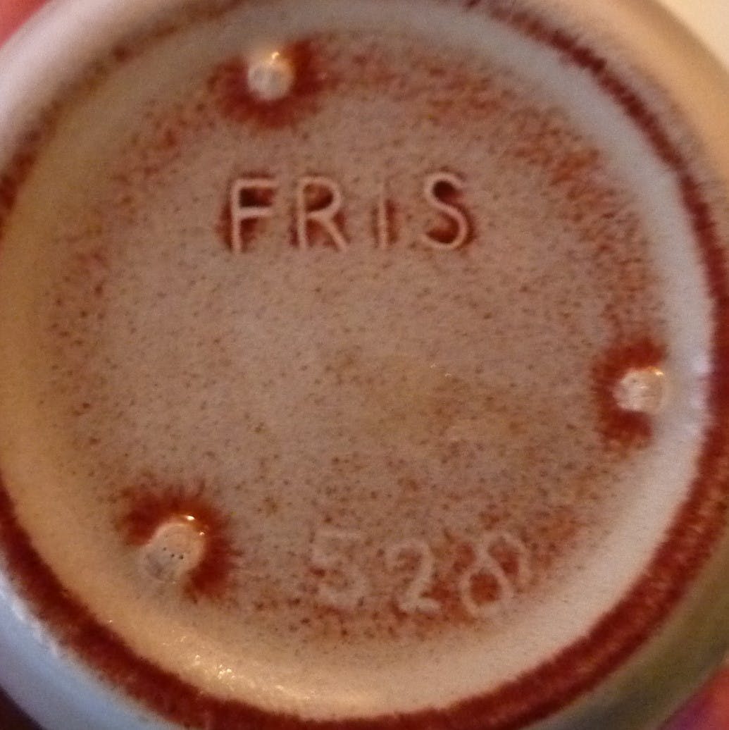 N.V. Keramische Industrie Fris - Bloempot Cleopatra 1960 en vaasje 1952, ontwerp Willem de Vries kopen? Bied vanaf 10!