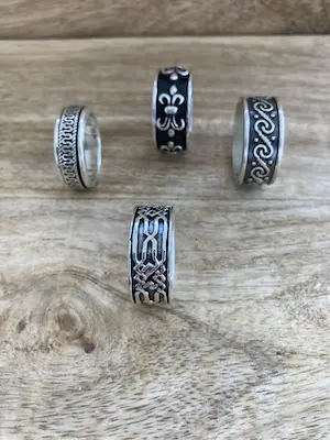 Een Lotje van vier zilveren bewerkte bandringen kopen? Bied vanaf 59!