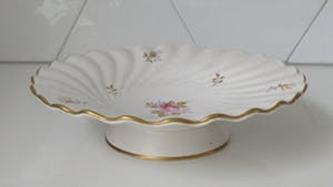 Plateelbakkerij Zuid-Holland - Fifties Platelen Bonbonniere op voet met floraal decor kopen? Bied vanaf 1!