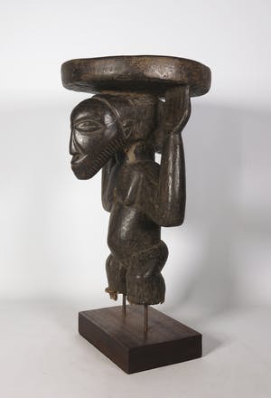 Luba - Hout, Kruk gedragen door een staand mannenfiguur kopen? Bied vanaf 1!