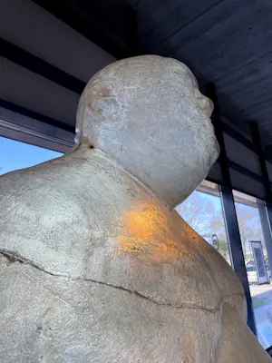 Jurriaan van Hall - Zeer groot beeld van kunststof met lichtbronnen, Bruddha kopen? Bied vanaf 2000!