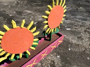 Peter Bastiaanssen - Zonnebloemen in Roze Bak - Hout kopen? Bied vanaf 1!