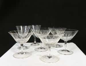 Niet of onleesbaar gesigneerd - Lot van 7 geslepen likeurglaasjes verkocht voor € 1!