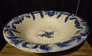 Niet of onleesbaar gesigneerd - Grote schaal met handgeschilderde motieven kopen? Bied vanaf 1!