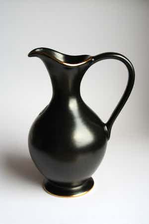 Plateelbakkerij Flora - vaas / schenkkan - model 540 - half glanzend met gouden randen verkocht voor € 10!