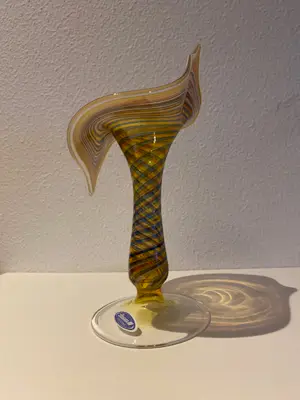 Joska Kristall - Gesigneerd iriserend glas, type genaamd 'Jack in The Pulpit' (bloem)vaasje. kopen? Bied vanaf 75!