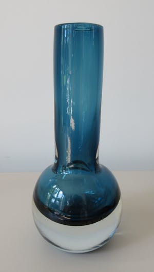 Niet of onleesbaar gesigneerd - Twee dikwandige rookblauwe glazen discus en schoorsteen vaas kopen? Bied vanaf 1!