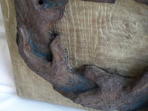 Klaas Pijlman - Aardewerk op hout , Handen ineen - ca. 1975 kopen? Bied vanaf 50!