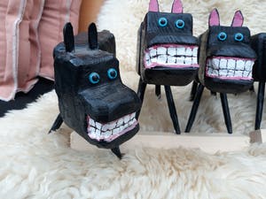 Peter Bastiaanssen - Houten honden kopen? Bied vanaf 120!